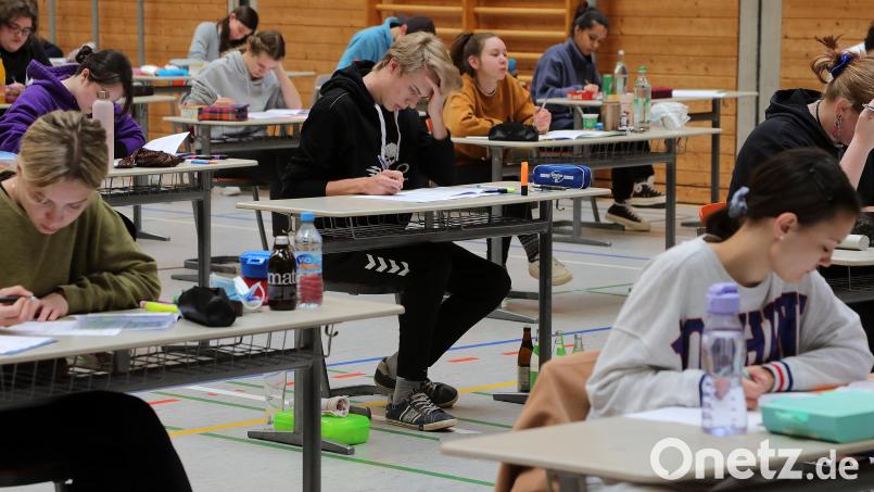 Beim Beginn der Abi-Prüfungen im Max-Reger-Gymnasium waren die Schüler voller Konzentration. Bild: Wolfgang Steinbacher