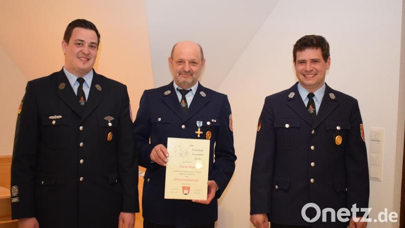 Die Verdienste von Hans Hösl (Mitte) um die Feuerwehr Söllitz wurden mit der Ernennung zum Ehrenvorstand gewürdigt. Vorsitzender Michael Kalb (links) und Kommandant Stefan Hösl (rechts) überreichten die Ernennungsurkunde. Bild: Katharina Sandmann/exb