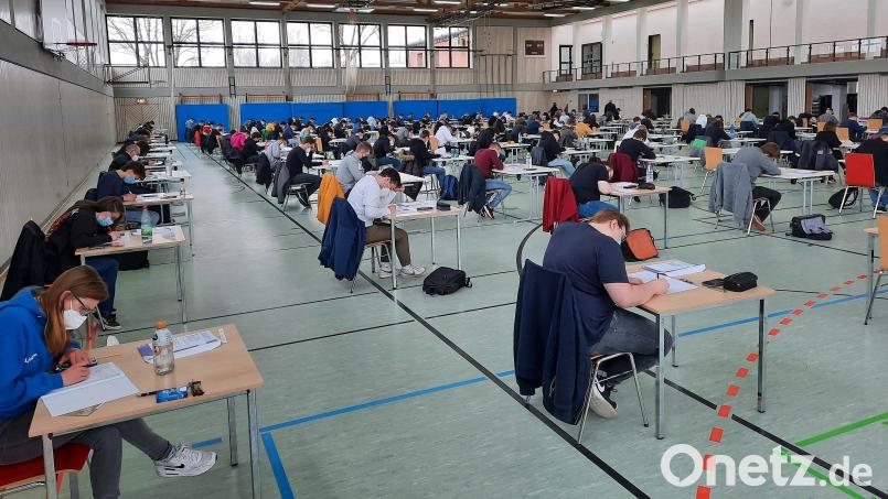 Angesichts der hohen Anzahl von Teilnehmern fand die Prüfung in der Dreifachturnhalle (nahe des BSZ) statt. Bild: BSZ Wiesau/exb