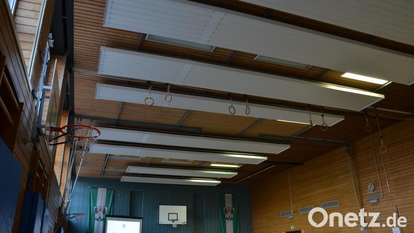 Ein Sicherheitsnetz wird für die Decken-Heizkörper und die Tragekonstruktion in der Schulturnhalle notwendig. Bis es soweit ist, muss die Marktgemeinde ein offizielles Verbot für Ballspiele erlassen. Bild: fjo