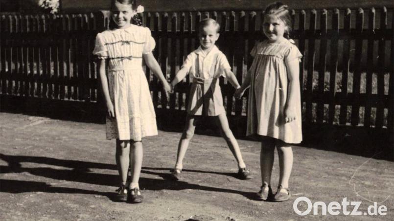 Helga Kamm ist Freie Mitarbeiterin von Oberpfalz-Medien, sie lebt heute in Hahnbach. Aufgewachsen jedoch ist Kamm (Mitte) in Rosenberg, als Kind fand sie 1946 in Hanne und Uli aus Schlesien Spielkameradinnen, die ihr ans Herz gewachsen sind. Bild: Archiv hka