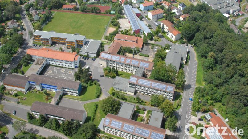 Auf dem Neustädter Schulhügel stehen in den nächsten Jahren jede Menge Erweiterungen, Um- und Neubauten an. Ob sie der Landkreis wie geplant angehen kann, hängt davon ab, ob bei Ukrainekrieg, Coronapandemie und Baukostenexplosion mal ein Ende abzusehen ist. Luftbild: Michael Ascherl