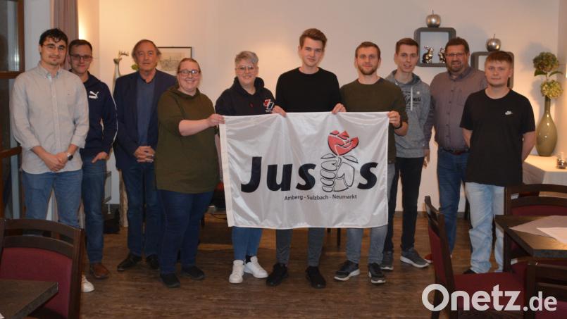 Von links nach rechts: Johannes Kretschmer(Stellv. Vors. der Jusos Oberpfalz), Martin Hollweck, Franz Schindler (ehemaliges MdL), Franziska Hartmann, Lisa Hartinger, David Mandrella, Benedikt Rupp, Timon Gruber, Johannes Foitzik, Moritz Conrad. Bild: Dieter Weiß/exb