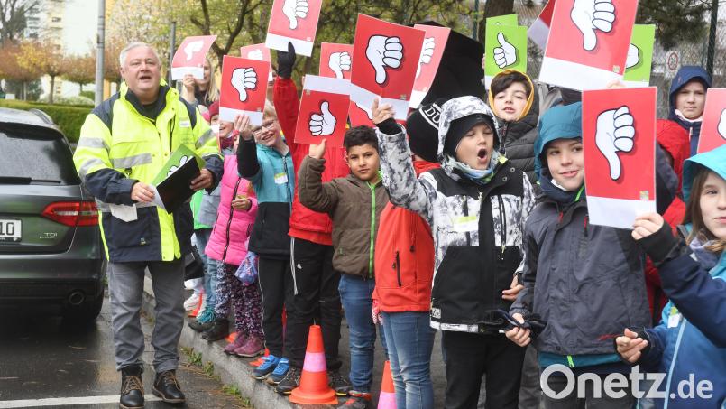 Da wurde wohl jemand geblitzt: Die Kinder aus der Klasse 3a der Clausnitzerschule quittierten am Dienstag zu schnelles Fahren mit roten Karten und Buhrufen. Bild: Gabi Schönberger