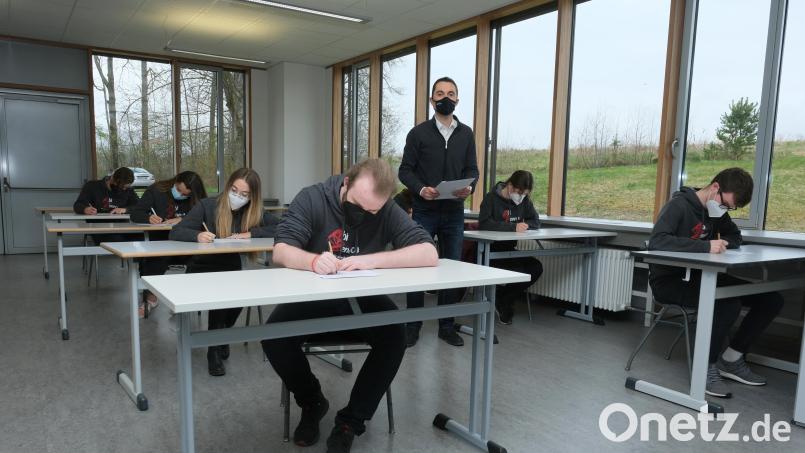 Letzte Einweisungen sind abgeschlossen, jetzt wird es ernst: Ab Mittwoch laufen auch am Stiftland-Gymnasium Tirschenreuth die Abiturprüfungen. Das Bild zeigt Oberstufenkoordinator Andreas Staufer mit einem Teil der 77 Kandidaten. Bild: Stiftland-Gymnasium/Picasa