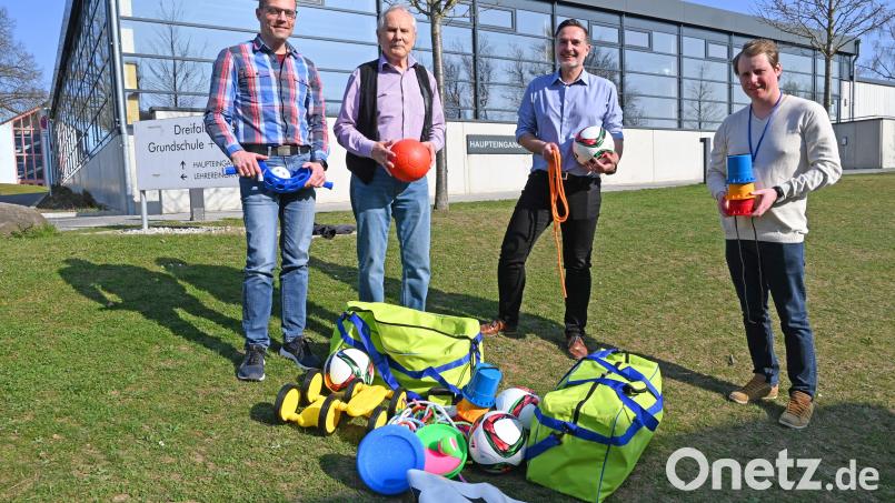 Stadtverbands-Geschäftsführer Bernhard Scheidig, Stadtverbands-Vorsitzender Norbert Fischer und sein Vertreter Wolfgang Meier übergaben an NUK-Mitarbeiter Dominik Breit (von links) zwei Spieletaschen, zwei Spielekisten und acht Fußbälle. Bild: Thomas Graml, Stadt Amberg/exb