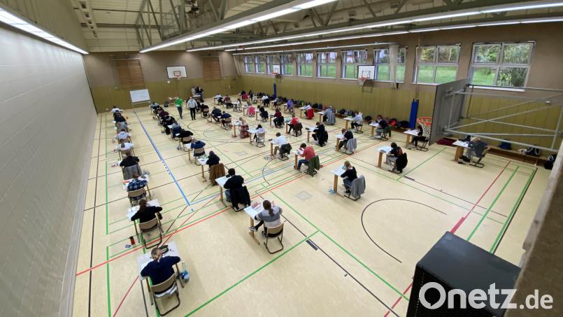 Im Jahr 2021 mussten die Abiturientinnen und Abiturienten (hier am Erasmus-Gymnasium) noch Masken während der Prüfung tragen. Auch diese Pflicht fällt in diesem Jahr weg. Archivbild: Christian Weiß-Mayer