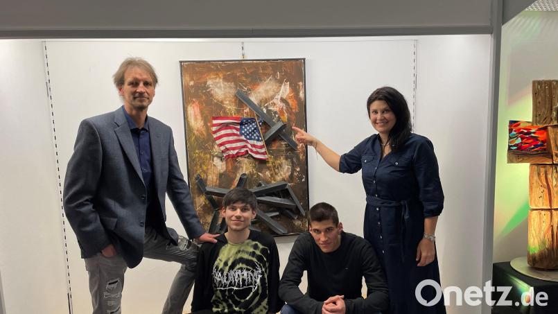 Die Künstlerfamilie Dick vor einem Werk von Inge Dick zum Thema 9/11, dem schrecklichen Terrorangriff vor mehr als 20 Jahren in New York. Bild: fphs