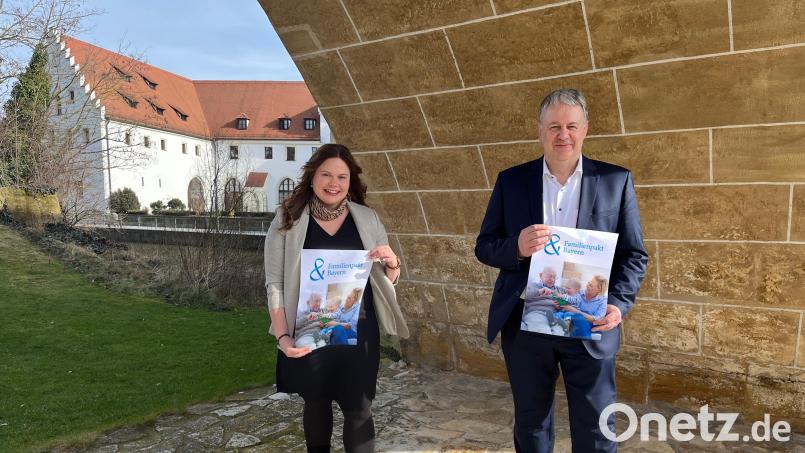 Landrat Richard Reisinger unterstützt zusammen mit der Wirtschaftsförderin, Angela Seidel, die Familienfreundlichkeit der Unternehmen und lädt am 1. Juni 2022 zu einer Informationsveranstaltung ins Landratsamt ein. Bild: Christine Hollederer/exb
