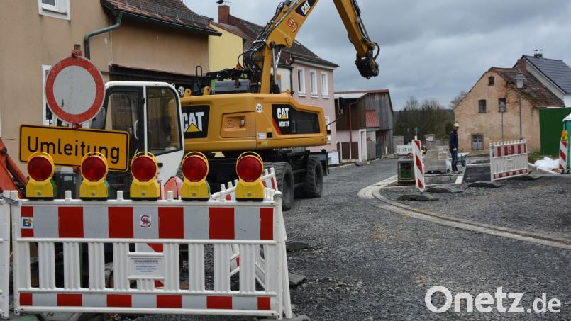 Seit Ostern werden die Arbeiten zum Ausbau der Friedhofstraße fortgesetzt. Mit 255.000 Euro ist das Projekt der drittgrößte Posten bei den Investitionen im Haushalt 2022. Bild: jr