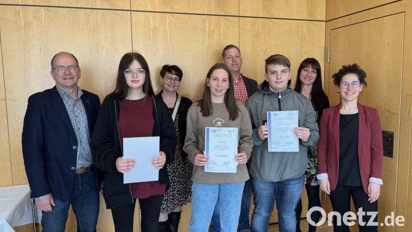 Ehrungen mit Urkunden im ACC. Von links: Studienrat Matthias Ruoff, 2. Kreissiegerin Lilly Kauer, Studienrätin Inge Noffke, Kreissiegerin Anna-Maria Hertz, Vorstand Markus Zierhut, 3. Kreissieger Anton Schütz, Vorstandssprecherin Theresia Wissinger, Geschäftsführerin Yvonne Schieder. Bild: Marco Kleindienst/exb