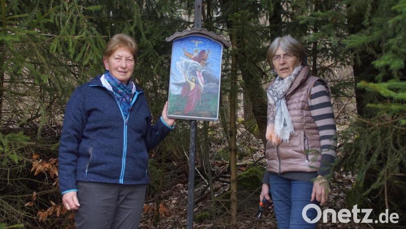Nicht mehr erkennbar war dieses Bild, das die heiligste Dreifaltigkeit darstellt. Der OWV – im Bild Vorsitzende Lisbeth Balk (links) und Betty Wirnshofer – kümmerte sich um die Restaurierung, die eine einheimische Hobbykünstlerin kostenlos bewerkstelligte. Bild: mmj