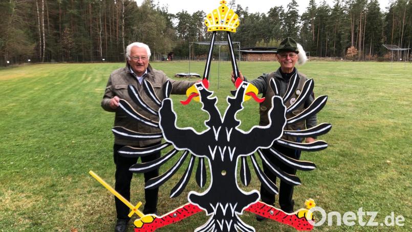 Erster Gildenmeister Hans-Erich Jenke (rechts) und das langjährige Mitglied Herbert Herbst (links) präsentieren das Zielobjekt des Saison-Eröffnungsschießens. Wer dem Adler aus Holz die meiste Substanz abschießt, gewinnt. Bild: mis