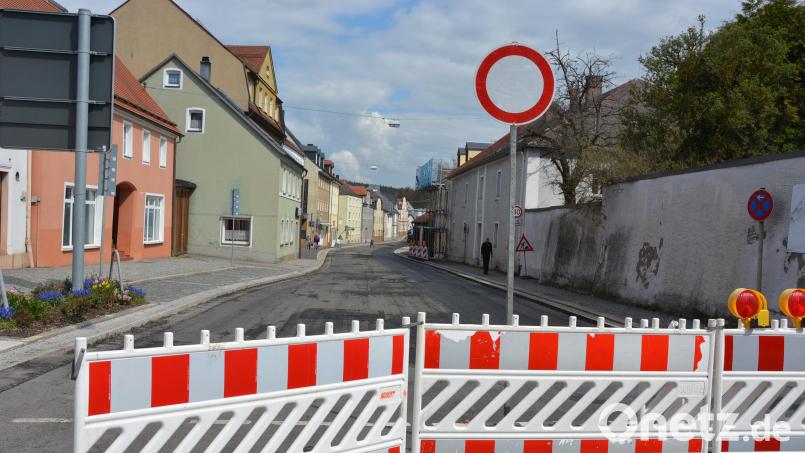Die Egerer Straße in Waldsassen ist zurzeit komplett gesperrt. Am Donnerstag wird die Fahrbahn neu asphaltiert. Bild: jr