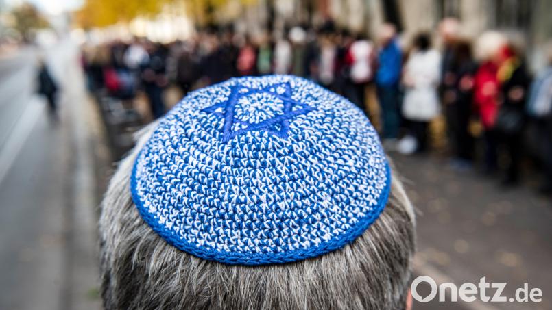 Bayernweit gab es im Jahr 2021 rund 80 Prozent mehr antisemitische Vorfälle als noch im Vorjahr. Auch die Oberpfälzer Zahlen steigen leicht. Das hat unter anderem mit den Corona-Protesten zu tun. Bild: Paul Zinken/dpa