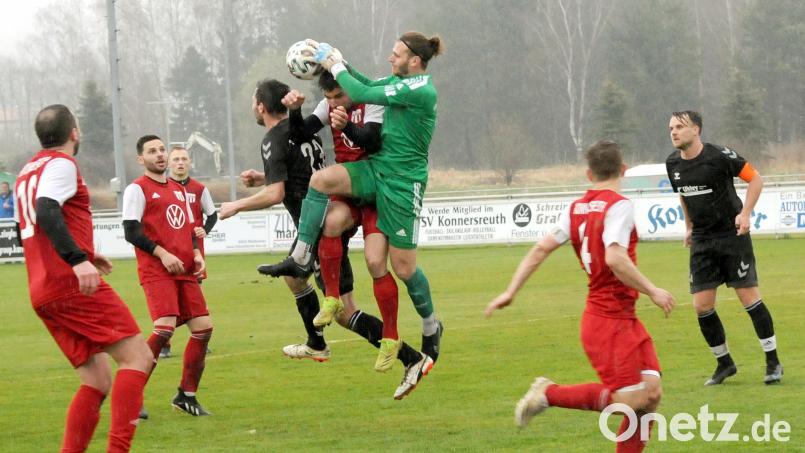Fabian Scharnagl (grünes Trikot), Torwart des TSV Konnersreuth, hat in dieser Szene gegen die SG Schwarzenbach/Förbau alles im Griff. Im Gegensatz zum gesamten TSV-Team, das derzeit auf Formsuche ist. Bild: heh