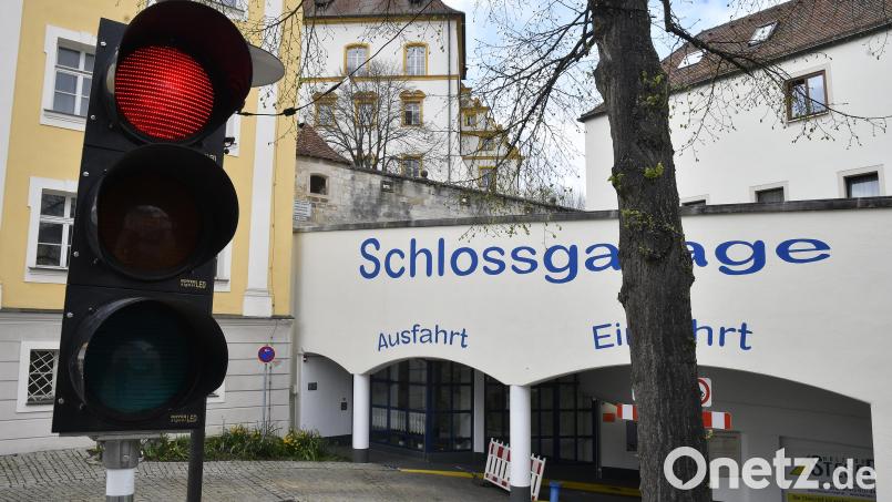 Die Ausfahrt (linke Spur) der Sulzbach-Rosenberger Tiefgarage ist momentan gesperrt, ab 9. Mai gilt Gleiches für die Einfahrt. Eine Baustellenampel regelt so lange den Verkehr. Bild: Petra Hartl