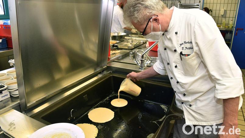 In der Großküche der Jura-Werkstätte in Sulzbach-Rosenberg werden täglich 400 Portionen zubereitet. Küchenchef Thomas Fröhler muss wegen der hohen Preise bei Lebensmitteln häufiger auf Fisch und Fleisch verzichten. Bild: Petra Hartl