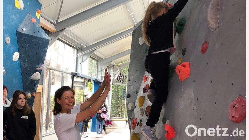 Andrea Maier unterstützt beim Bouldern. Bild: eronika Schlosser, Caritasverband für die Stadt Weiden i.d. OPf. und den Landkreis Neustadt a.d. Waldnaab e.V. /exb