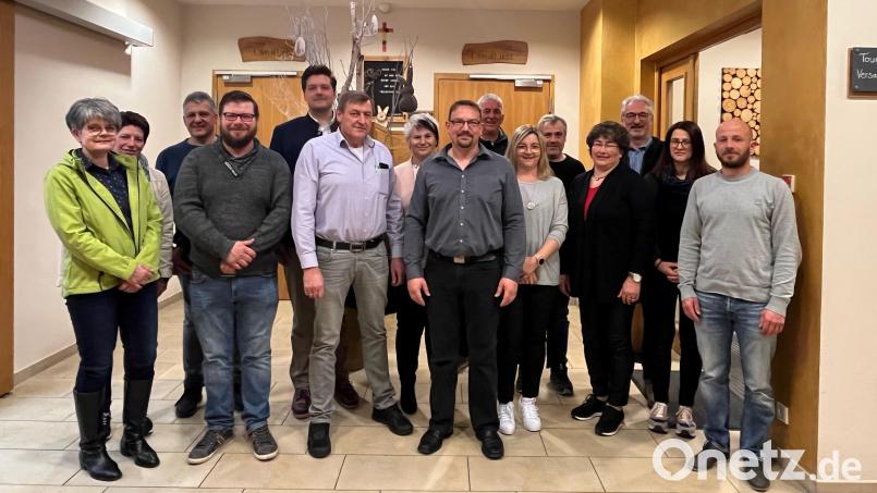 An der Spitze der neu gewählten Vorstandschaft steht weiterhin Markus Greiner (Mitte) . Bild: Markus Greiner/exb