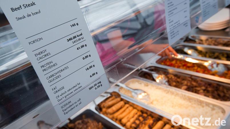 Angaben zu Kalorien und Nährwerten auf einem Hinweisschild in Restaurants können für Menschen mit Diabetes hilfreich sein. Bild: Michael Kappeler/dpa