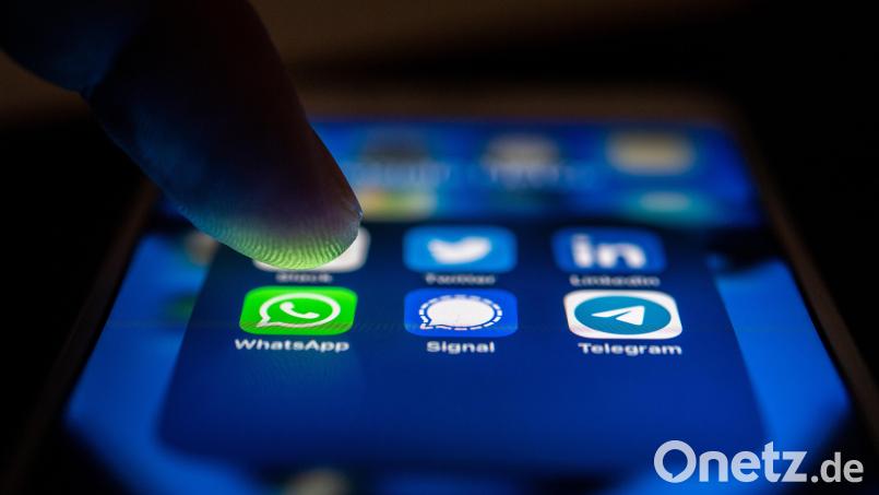 Betrüger versuchen immer öfter, über Whatsapp mit potentiellen Opfern in Kontakt zu kommen. Symbolbild: Zacharie Scheurer/dpa