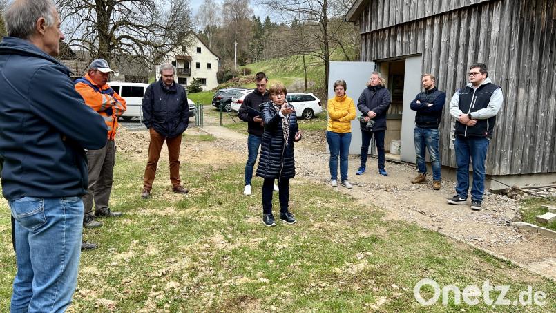Betretene Gesichter: Die Nachblasstation Oberhöll (rechts) macht seit Jahren Probleme; in der Mitte Bürgermeisterin Marianne Rauh, links Wolfgang Kraus vom Planungsbüro für Hoch- und Tiefbau in Windischeschenbach, daneben Christian Schwägerl vom Bauhof. Bild: Eichl