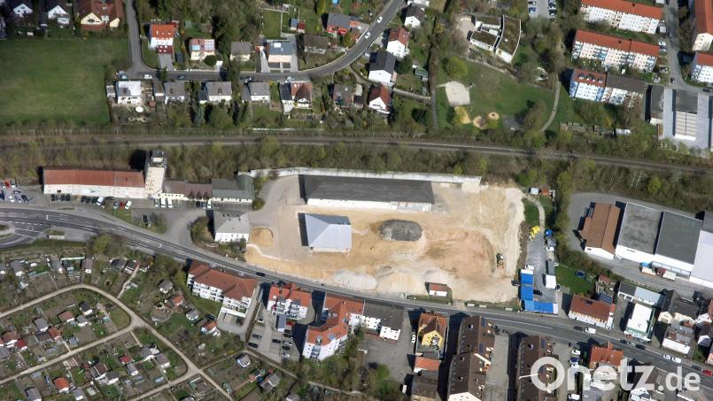 Die Abbrucharbeiten auf dem ehemaligen Schlachthof-Gelände in Amberg sind abgeschlossen. In eines der bestehenden Gebäude soll eine Boulderhalle kommen. Luftbild: Bernd Georgi