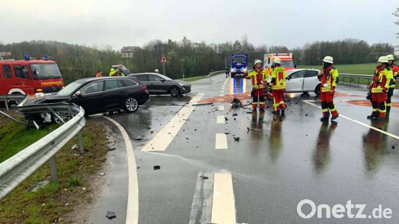 Bei einem frontalen Zusammenprall auf der B22 bei Cham verletzten sich die beiden beteiligten Fahrer zum Teil schwer. Bild: Kreisbrandinspektion Cham