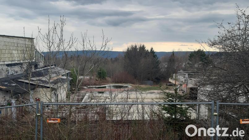 Zehn Jahre lang gehörte die Brandruine des ehemaligen Kristallbades zum Erscheinungsbild der Gemeinde Fichtelberg. Jetzt soll auf dem Areal ein Hotel mit Gesundheits- und Wellnessbereich entstehen. Bild: gis