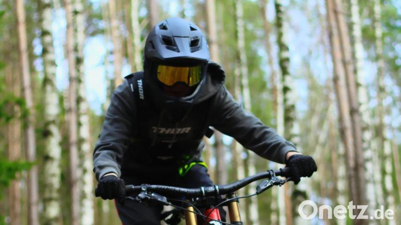 Mit dem Rad auch durch den Wald. Mitglied Gregor Luber sucht die Herausforderung im Gelände. Bild: Gregor Luber/exb