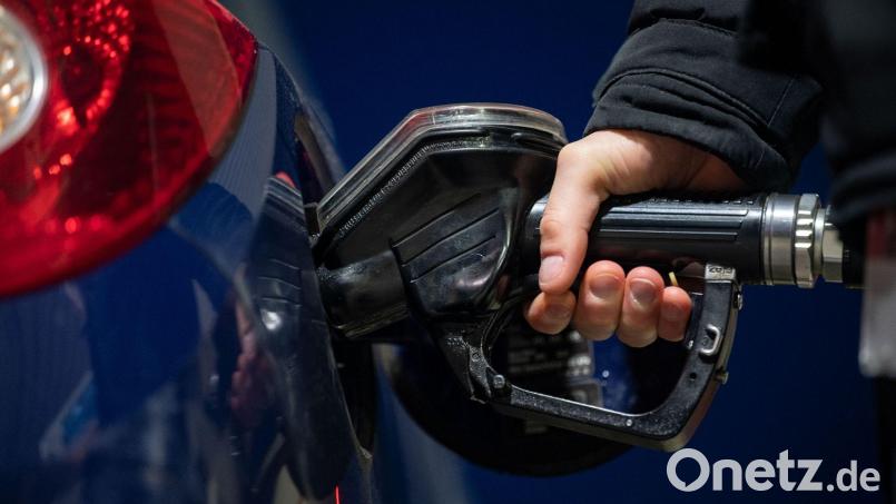 Der ADAC hat seine Mitglieder wegen drohender Energie-Engpässe wegen des Ukraine-Krieges aufgerufen, Sprit zu sparen und auch mal den öffentlichen Nahverkehr zu nutzen. Bild: Marijan Murat/dpa