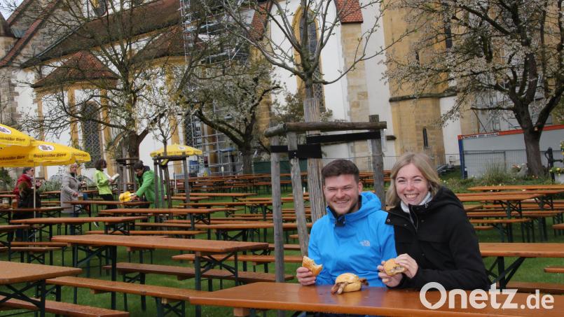 Nach zwei Jahren wieder unter freiem Himmel im schönen Pfarrgarten Bratwürste vom Grill genießen, darauf freuten sich die Pfarrangehörigen von St. Georg. Bild: ads