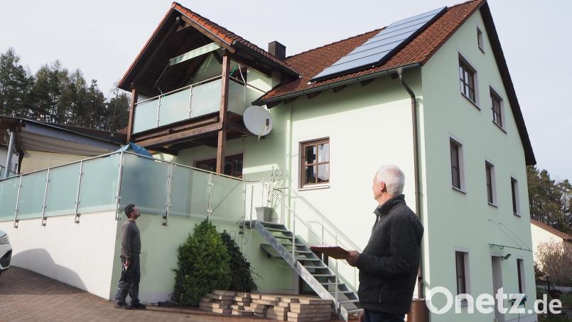 Energieberater Reiner Bäumler sieht sich als erstes die Fassade an, wenn er auslotet, wie man in Gebäuden mit möglichst wenig teurer Energie auskommen kann. Bild: bl