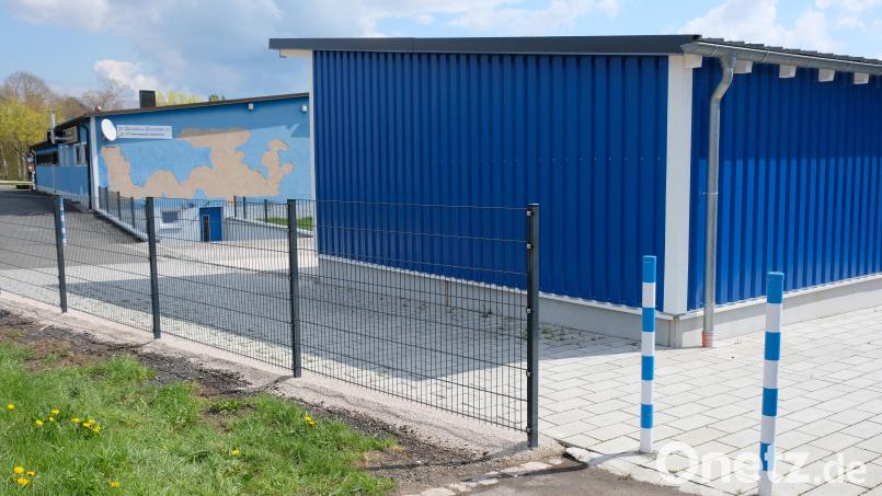 Neues Nebengebäude, neuer Zaun und bald auch eine Außenrenovierung des Sportheimes: Der FC Tremmersdorf/Speinshart ist nicht nur sportlich auf Draht. Das honoriert auch der Gemeinderat. Bild: do