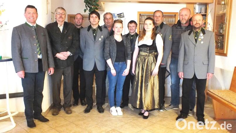 Bürgermeister Rainer Rewitzer freut sich, dass der Vorstand mit Erstem Schützenmeister Lothar Volz, Kassier Michael Wittmann, Zweitem Schützenmeister Michael Vogl, Schriftführer Ludwig Striegl, Jugendsportleiterin Christina Rupprecht, Sportleiter Sandro Gößl und Manuela Vogl, Willi Striegl, Robert Götzfried und Josef Frischholz (von links) wieder komplett ist. Bild: bey