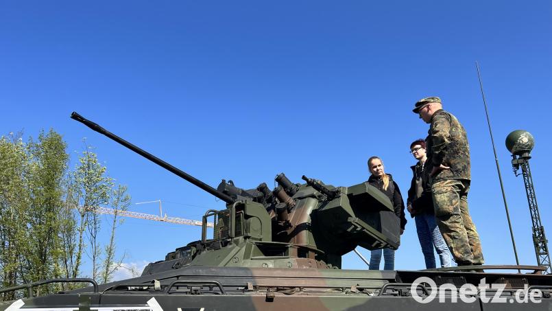Am Girls&#039; Day in der Ostmark Kaserne Weiden klettern junge Mädchen auf den Schützenpanzer &quot;Marder&quot;. Lilly Höhn (Mitte) hört aufmerksam zu. Bild: vlu