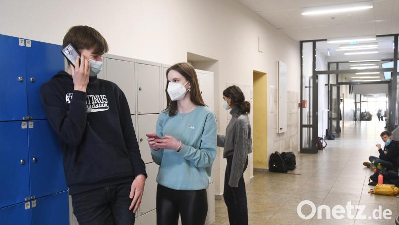 Schülerinnen und Schüler auf den weiterführenden Schulen werden ab kommendem Schuljahr wohl ihre Handys auch außerhalb des Unterrichts nutzen dürfen. Bild: Gabi Schönberger