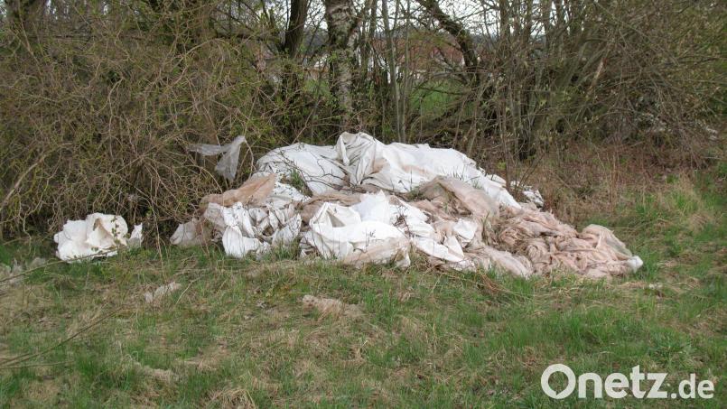Schon seit Jahren liegt der Folienberg bei Lenau in einer Hecke. Bild: bkr