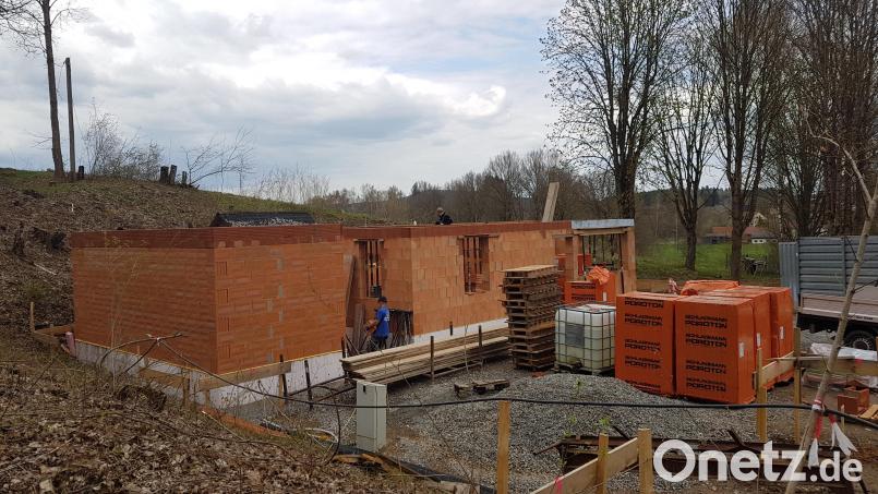 Vor zwei Jahren fiel der Kurpark-Kiosk einem Brand zum Opfer. Das Gebäude befindet sich derzeit im Wiederaufbau. Es wird künftig der Bewirtung der Parkgäste dienen. Bild: gi