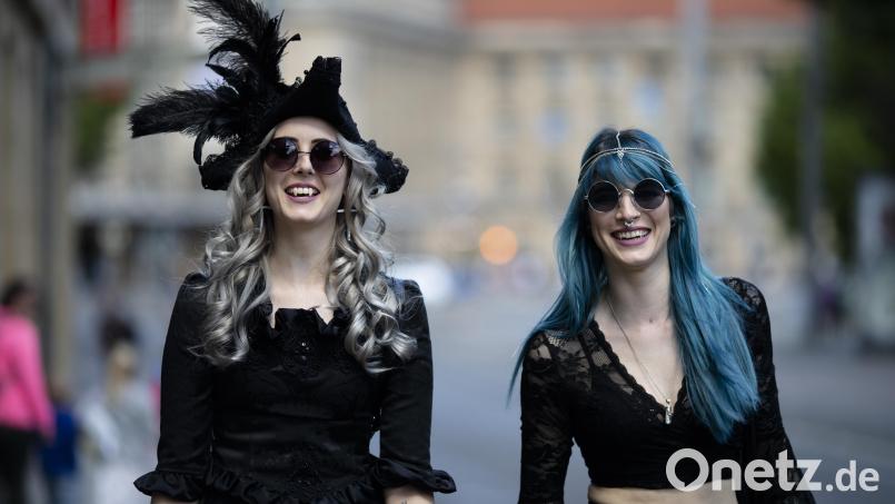 Jährlich zu Pfingsten trifft sich seit 1992 die „schwarze Szene“ beim Musik- und Kulturfestival in Leipzig, dem &quot;Wave-Gotik-Treffen&quot;. Jugendliche sieht man dort vergleichsweise eher selten. Archivbild: Alexander Prautzsch/dpa