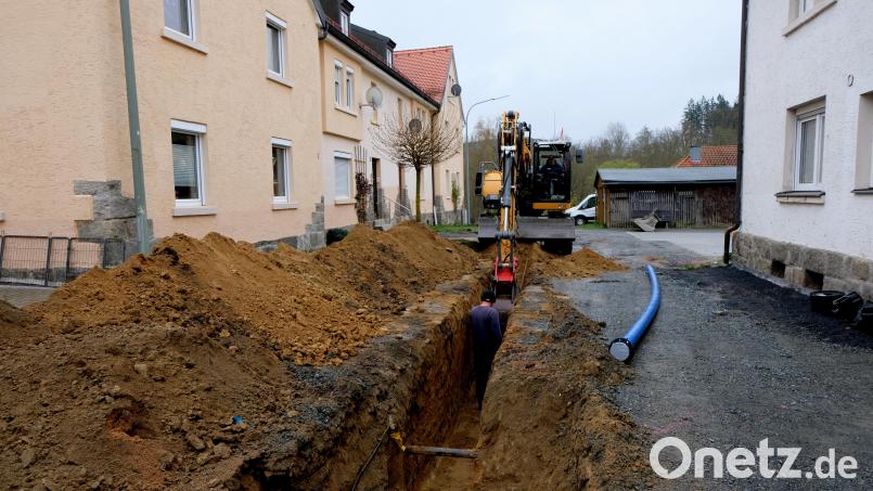Der Flosser Kommunalbetrieb verlegt eine neue Hauptwasserleitung in Plankenhammer. Bild: le