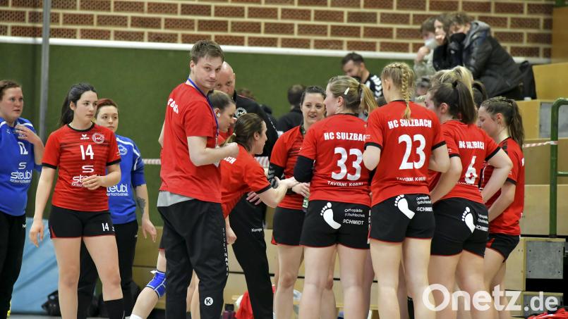 Die Handballerinnen des HC Sulzbach mit Trainer Martin Feldbauer erwarten den Zweitplatzierten TG Landshut. Archivbild: Hubert Ziegler