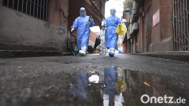Corona-Polizisten ziehen durch Shanghai. Symbolbild: Li He