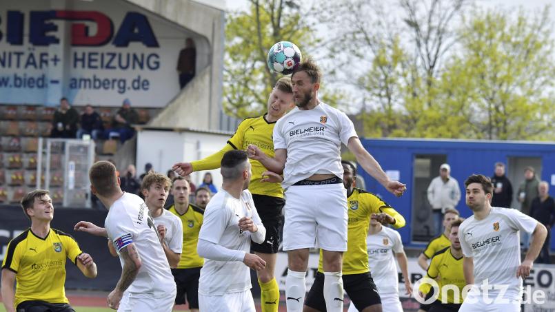 Augen zu und möglichst viele Punkte holen, heißt es für den FC Amberg (im Bild links Mario Schmien im Kopfballduell) in den noch vier ausstehenden Spielen in der Landesliga Mitte. Archivbild: Hubert Ziegler