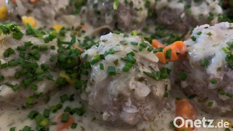Die Klößchen sind aus gemischtem Hackfleisch geformt und ziehen in der Gemüsecremesauce gar. Bild: Michael Schiffer
