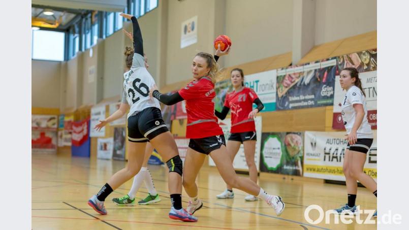 Für die Handballerinnen des HV Oberviechtach (rote Trikots) geht es am Samstag in den &quot;Meister-Play-offs&quot; der Bezirksoberliga zum TV Altdorf. Archivbild: Guenter Uschold