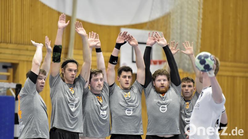 Hoch die Hände, es geht los am Wochenende: Im ersten Heimspiel der Abstiegsrunde erwartet die HG Amberg den TV Altdorf. Auf dem Bild (von links) Florian Andersch, Leonhard Schatz, Philipp Lulla, Bernhard Lehmeier, Sean Turner und Moritz Graf. Archivbild: Hubert Ziegler