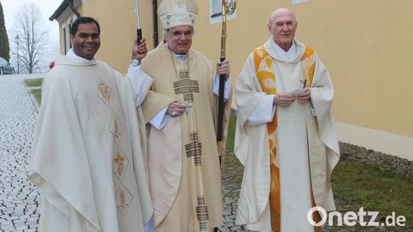 Abt Filip Zdeněk Lobkowicz (Mitte) zieht gemeinsam mit Monsignore Andreas Uschold (rechts) und Pfarrer Pater John Subash Vincent in die Pfarrkirche ein. Bild: pi