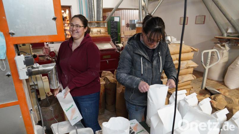 Die Nachfrage nach Mehl ist in den vergangen Wochen explodiert. Müllermeisterin Petra Schuster und Mitarbeiterin Sandra Schraml (von rechts) kamen deshalb kurzzeitig mit dem Nachfüllen nicht mehr hinterher. Bild: kaz